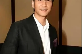 香港知名男星内地做宣传，怒摔道具、表情吓人，原来是为了电影