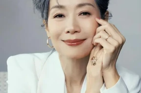 香港著名女星与老公同框表情冷淡，拒绝牵手，老公曾被曝多次绯闻