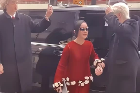 周迅参加巴黎时装周，两名白人壮汉为她撑伞！她对养老有规划