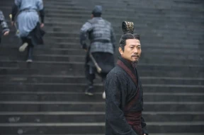 前TVB男星镜头前泪崩，忆述离巢遭高层斥冲动，曾被指为钱回巢，不想一潭死水