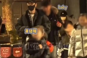 黄晓明杨颖带儿子游迪士尼，互动自然引热议，网友喊话希望他们复婚