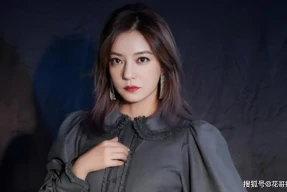 赵大眼凌晨突袭直播间露脸，妆容精致却因黑屏被秒封