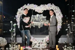 恭喜！香港知名主持人宣布和同性爱人订婚，激动到落下男儿泪