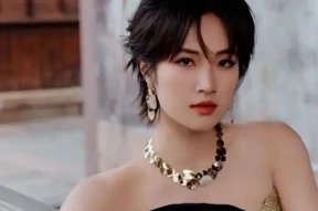 姚安娜最新复古造型美炸！露肩长裙搭黑丝绒手套站桥上