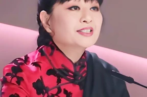 殷秀梅、华晨宇手挽手下班引热议！殷秀梅与洋丈夫离婚了吗？