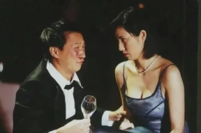 香港性感“江湖大嫂”复出，逆生长惊呆网友，自曝旧照黑到认不出