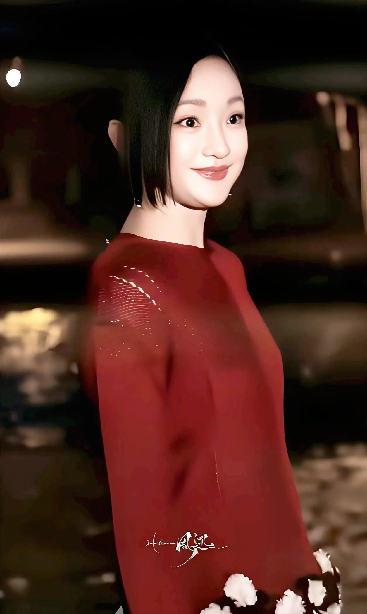 周迅参加巴黎时装周，两名白人壮汉为她撑伞！她对养老有规划  第2张