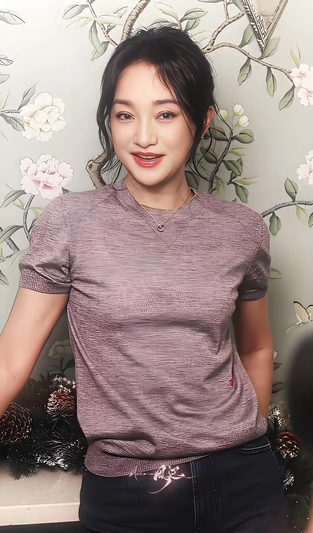 周迅参加巴黎时装周，两名白人壮汉为她撑伞！她对养老有规划  第3张