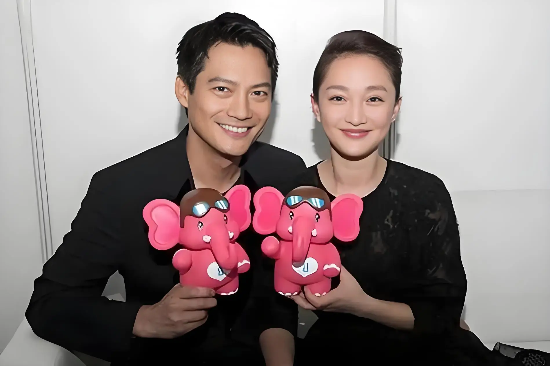 周迅参加巴黎时装周，两名白人壮汉为她撑伞！她对养老有规划  第4张