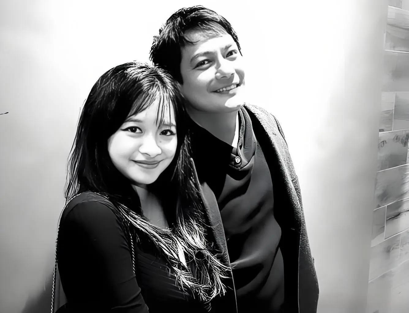 周迅参加巴黎时装周，两名白人壮汉为她撑伞！她对养老有规划  第5张