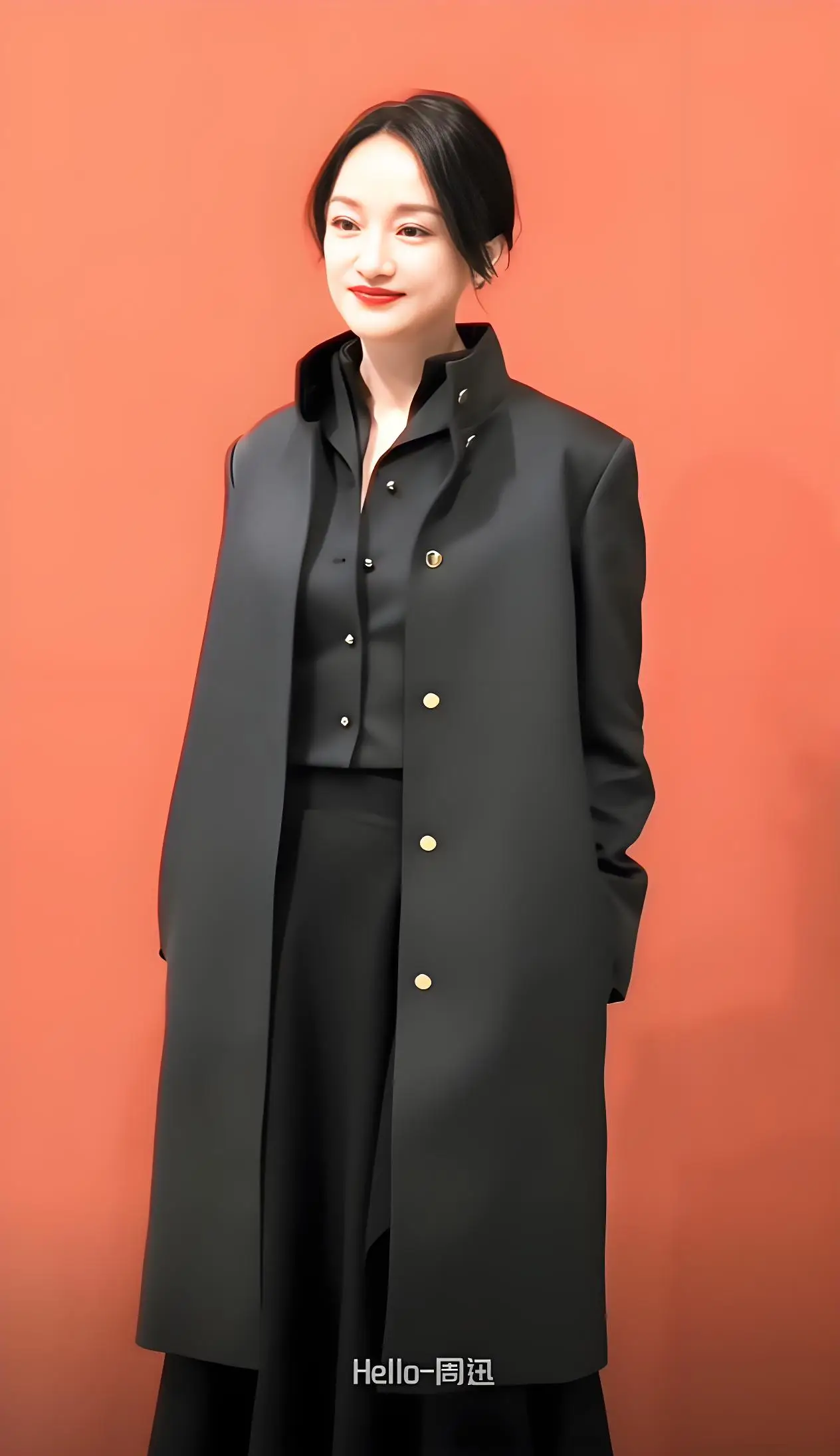 周迅参加巴黎时装周，两名白人壮汉为她撑伞！她对养老有规划  第6张