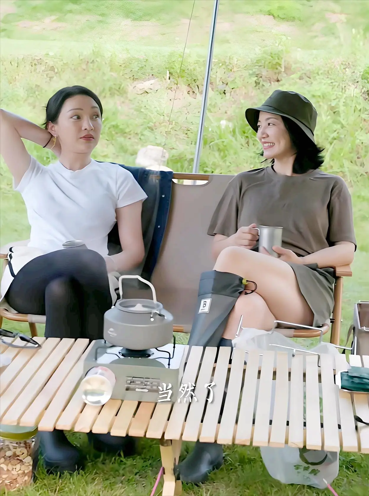 周迅参加巴黎时装周，两名白人壮汉为她撑伞！她对养老有规划  第7张