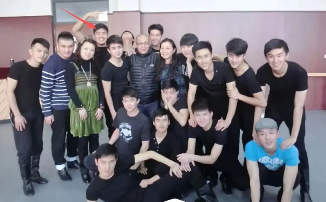 闫学晶儿子被持续举报!毕业大合影曝光,疑似侵占名额进入中戏 第3张 闫学晶儿子被持续举报!毕业大合影曝光,疑似侵占名额进入中戏 第3张