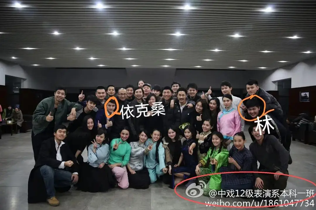 闫学晶儿子被持续举报!毕业大合影曝光,疑似侵占名额进入中戏 第10张 闫学晶儿子被持续举报!毕业大合影曝光,疑似侵占名额进入中戏 第10张