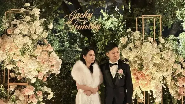 恭喜！TVB“最美新闻女神”结婚，低胸婚纱嫁同台男主播  第3张