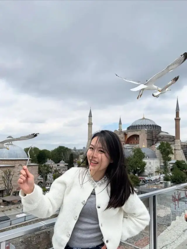 恭喜！TVB“最美新闻女神”结婚，低胸婚纱嫁同台男主播  第5张