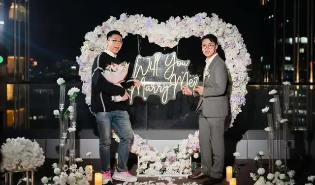 恭喜!香港知名主持人宣布和同性爱人订婚,激动到落下男儿泪 第1张 恭喜!香港知名主持人宣布和同性爱人订婚,激动到落下男儿泪 第1张