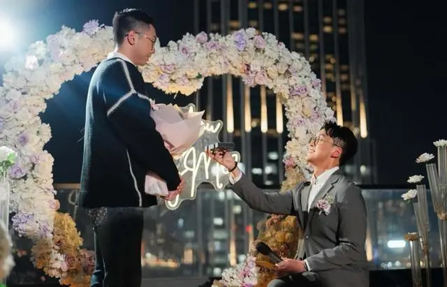 恭喜!香港知名主持人宣布和同性爱人订婚,激动到落下男儿泪 第2张 恭喜!香港知名主持人宣布和同性爱人订婚,激动到落下男儿泪 第2张