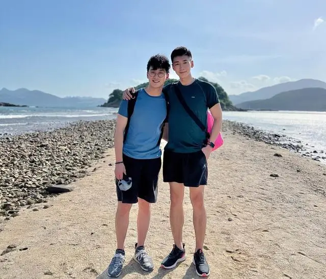 恭喜!香港知名主持人宣布和同性爱人订婚,激动到落下男儿泪 第5张 恭喜!香港知名主持人宣布和同性爱人订婚,激动到落下男儿泪 第5张