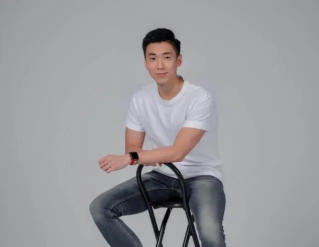 恭喜!香港知名主持人宣布和同性爱人订婚,激动到落下男儿泪 第6张 恭喜!香港知名主持人宣布和同性爱人订婚,激动到落下男儿泪 第6张