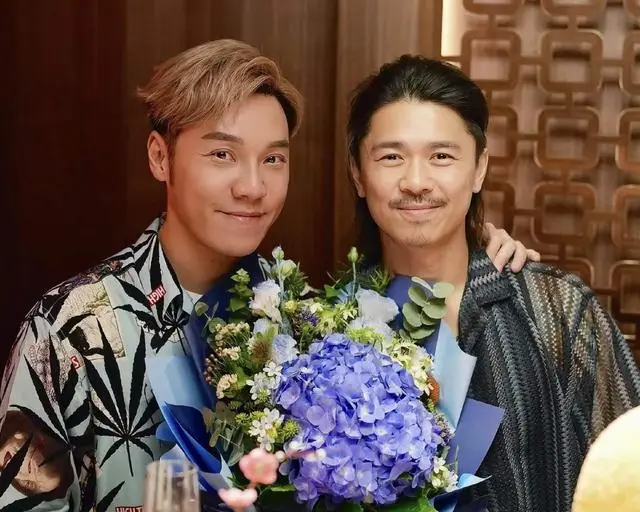 恭喜!香港知名主持人宣布和同性爱人订婚,激动到落下男儿泪 第8张 恭喜!香港知名主持人宣布和同性爱人订婚,激动到落下男儿泪 第8张