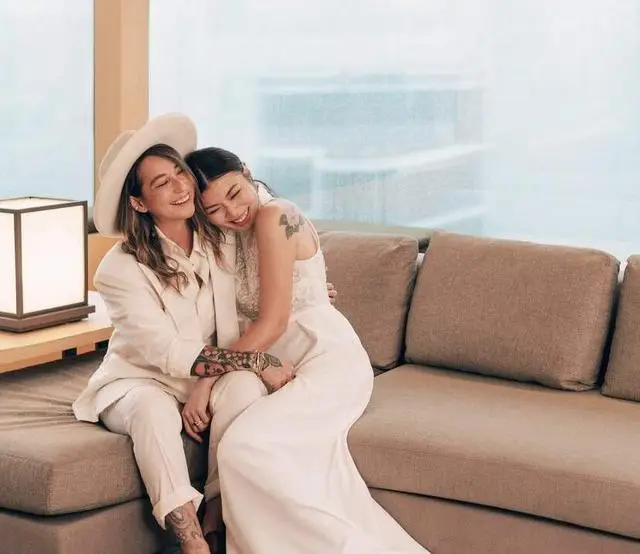 恭喜!香港知名主持人宣布和同性爱人订婚,激动到落下男儿泪 第10张 恭喜!香港知名主持人宣布和同性爱人订婚,激动到落下男儿泪 第10张