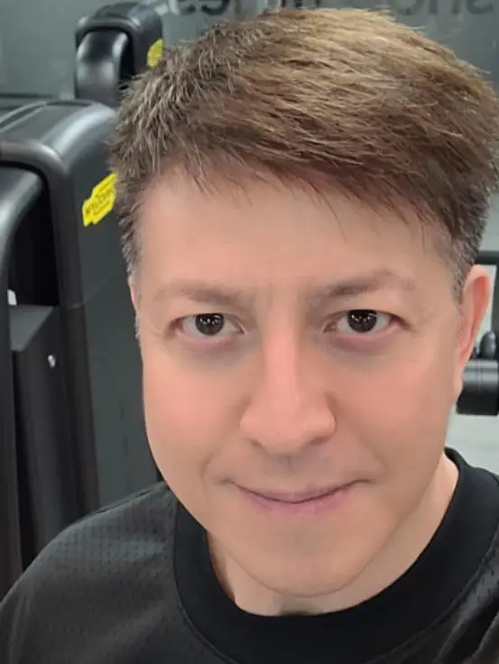 突发！香港知名男星被贴街报，指其欠债破产、求包养，形象崩坏？  第7张