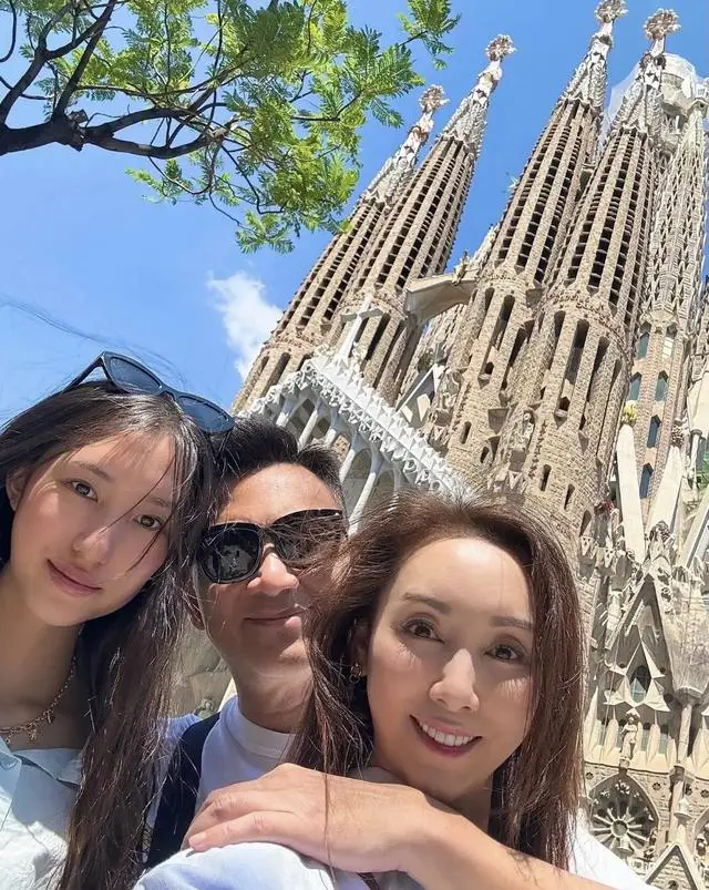 港圈恩爱夫妻为16岁爱女庆生！举办奢华派对，小寿星长相出众获赞  第1张