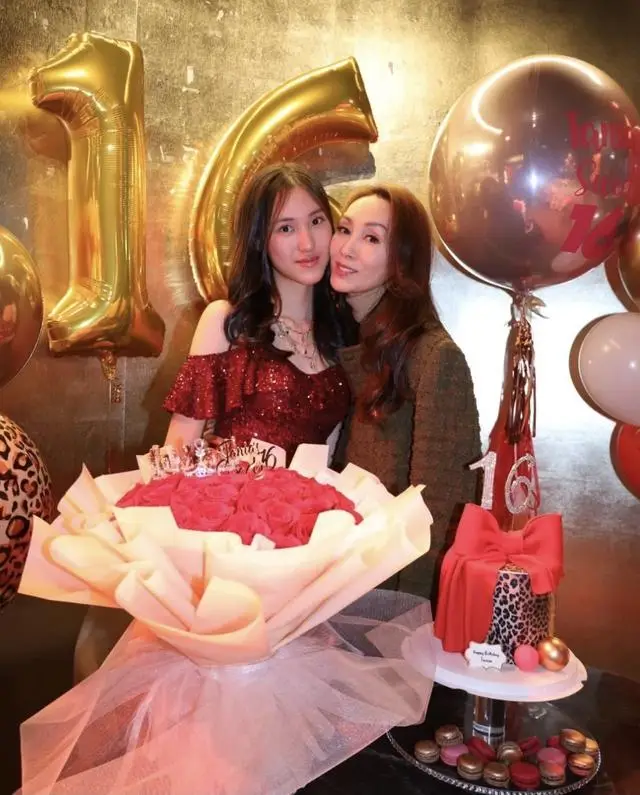 港圈恩爱夫妻为16岁爱女庆生！举办奢华派对，小寿星长相出众获赞  第3张
