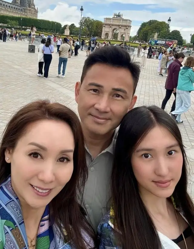 港圈恩爱夫妻为16岁爱女庆生！举办奢华派对，小寿星长相出众获赞  第7张