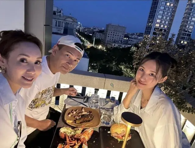 港圈恩爱夫妻为16岁爱女庆生！举办奢华派对，小寿星长相出众获赞  第8张