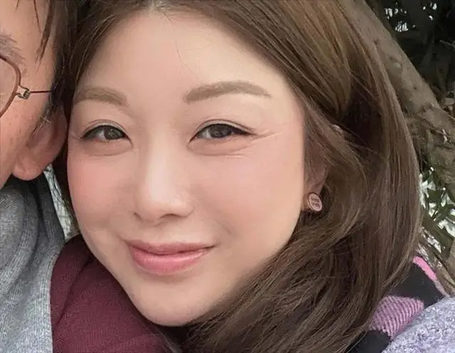 恭喜！香港知名女星离婚后火速迎来新恋情，自曝男友是霸道总裁  第1张