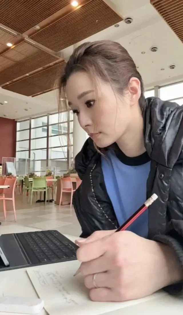 TVB知名女星罕见现身母校!名校毕业成绩优异,离婚后独自带娃 第7张 TVB知名女星罕见现身母校!名校毕业成绩优异,离婚后独自带娃 第7张