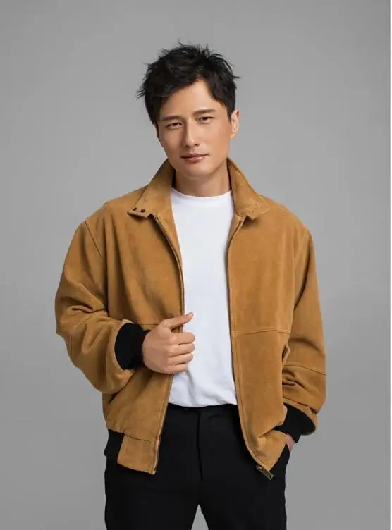 恭喜！香港深情男星双喜临门？美胸嫩妻疑怀孕，走路护肚缓慢前行  第1张