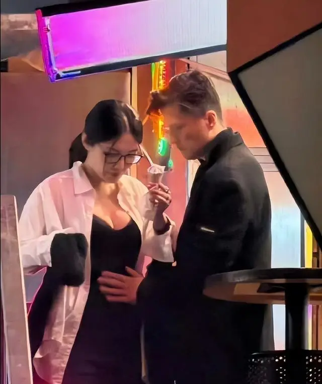 恭喜！香港深情男星双喜临门？美胸嫩妻疑怀孕，走路护肚缓慢前行  第2张