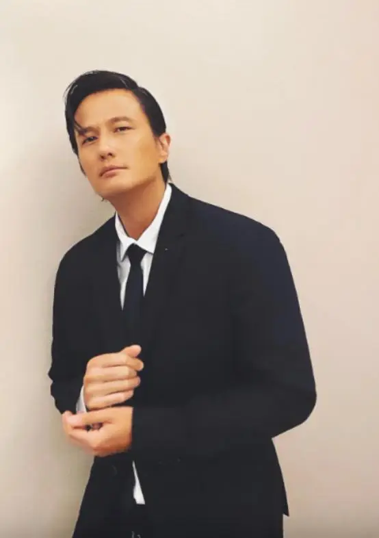 恭喜！香港深情男星双喜临门？美胸嫩妻疑怀孕，走路护肚缓慢前行  第5张