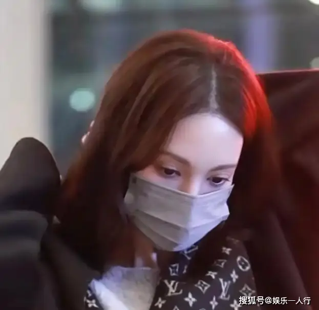 金晨机场被偶遇，短发素颜超甜，回应微胖质疑霸气反怼  第1张