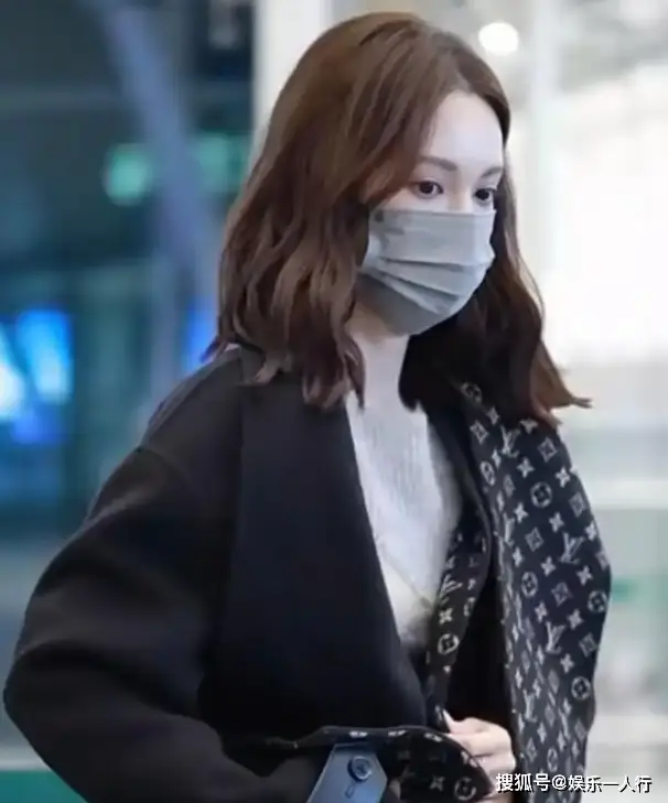 金晨机场被偶遇，短发素颜超甜，回应微胖质疑霸气反怼  第3张