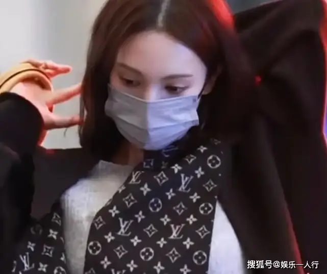 金晨机场被偶遇，短发素颜超甜，回应微胖质疑霸气反怼  第4张