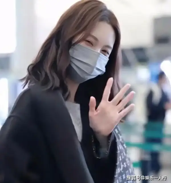 金晨机场被偶遇，短发素颜超甜，回应微胖质疑霸气反怼  第5张