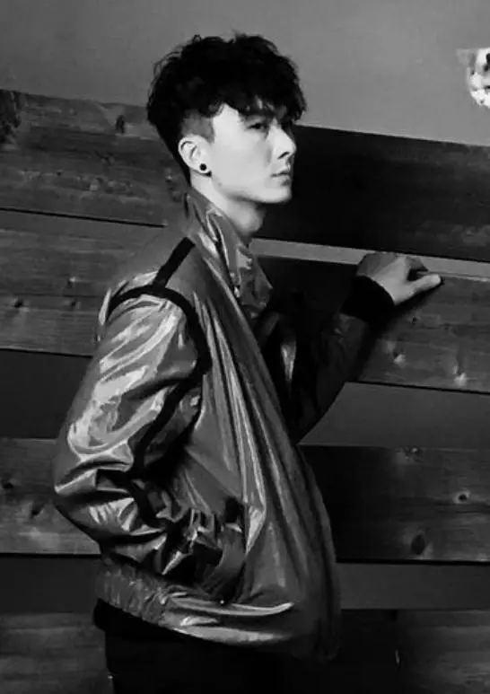 TVB知名视帝新造型再度受质疑，吓坏网民，被指很恐怖  第11张