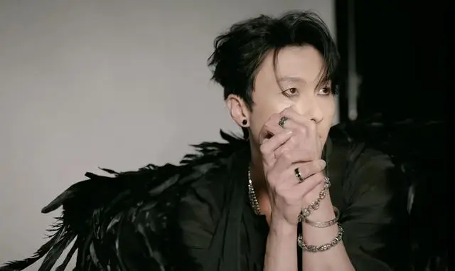 TVB知名视帝新造型再度受质疑，吓坏网民，被指很恐怖  第4张