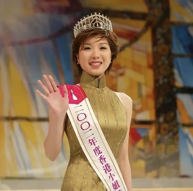 香港知名女星新恋情曝光，二十年闺蜜变情人，男友不介意当继父  第5张