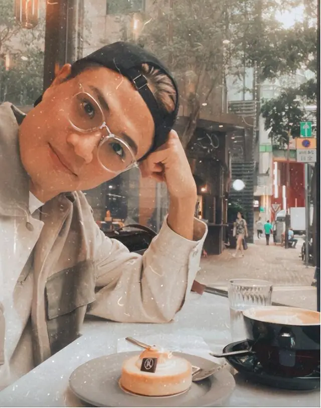 香港知名女星侄子疑出柜，依偎俊男怀抱，高调宣布找到他的许志安  第4张