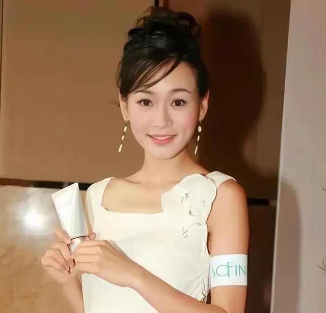 TVB前港姐冠军近况曝光!直播间被批蹭热度,造型被嘲似广场大妈 第1张 TVB前港姐冠军近况曝光!直播间被批蹭热度,造型被嘲似广场大妈 第1张