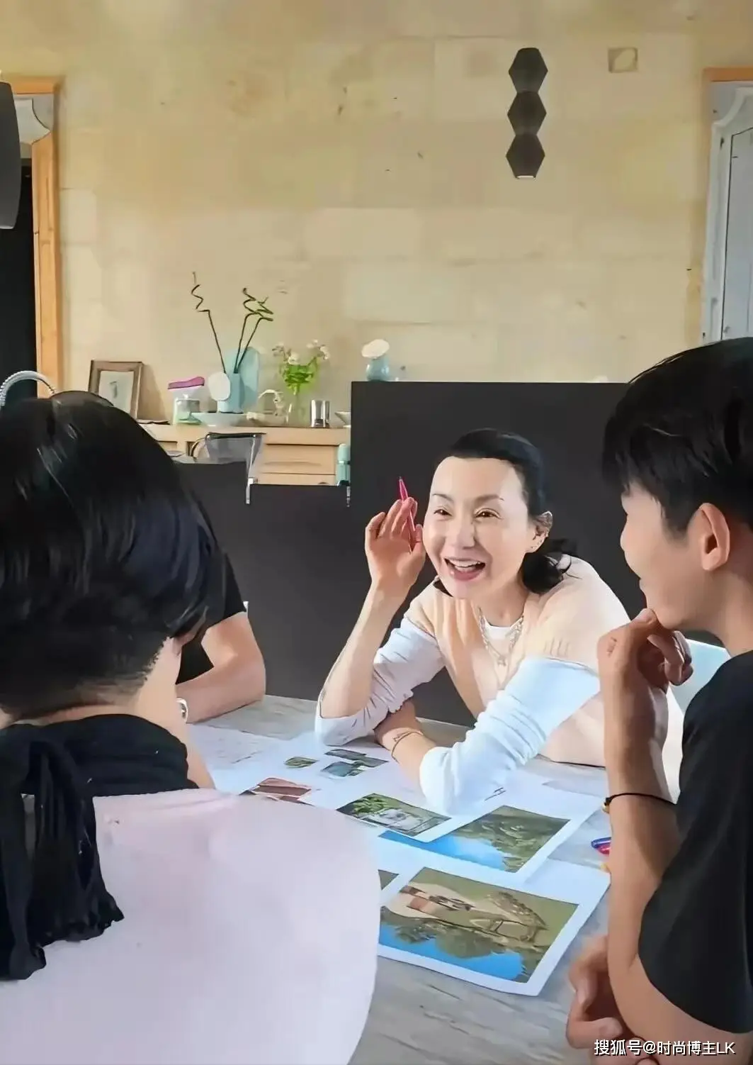 张曼玉一点也没女神包袱,素颜和友人聊天,62岁眼睛里依旧还有光 第2张 张曼玉一点也没女神包袱,素颜和友人聊天,62岁眼睛里依旧还有光 第2张