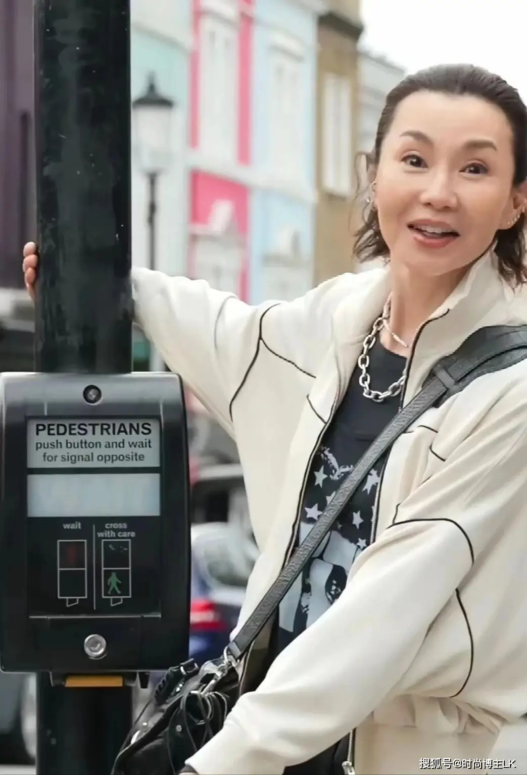 张曼玉一点也没女神包袱,素颜和友人聊天,62岁眼睛里依旧还有光 第3张 张曼玉一点也没女神包袱,素颜和友人聊天,62岁眼睛里依旧还有光 第3张