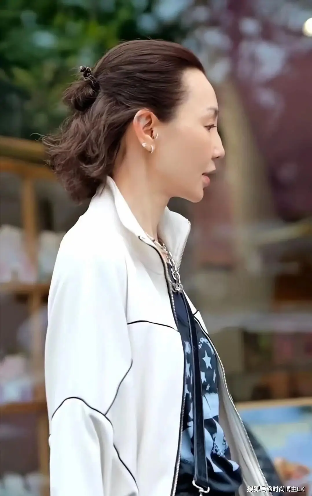 张曼玉一点也没女神包袱,素颜和友人聊天,62岁眼睛里依旧还有光 第4张 张曼玉一点也没女神包袱,素颜和友人聊天,62岁眼睛里依旧还有光 第4张