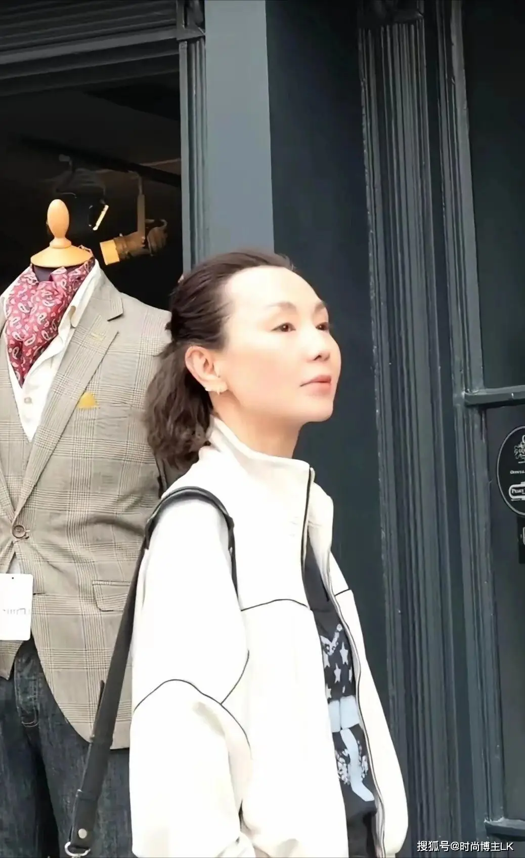 张曼玉一点也没女神包袱,素颜和友人聊天,62岁眼睛里依旧还有光 第5张 张曼玉一点也没女神包袱,素颜和友人聊天,62岁眼睛里依旧还有光 第5张