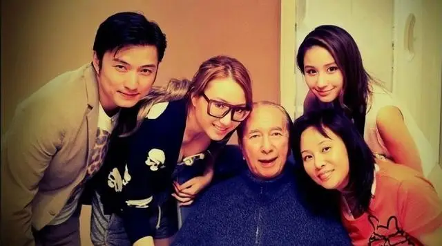 恭喜!赌王千金和新男友热恋中,和月薪8万消防员未婚夫低调分手 第9张 恭喜!赌王千金和新男友热恋中,和月薪8万消防员未婚夫低调分手 第9张